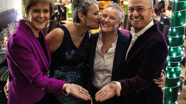 Una de las primeras bodas entre personas del mismo sexo, en la iglesia católica en Escocia. Susan Douglas-Scott y Gerrie Douglas-Scott