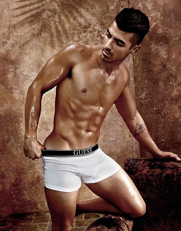Joe Jonas se queda en ropa interior para la nueva campaña de Guess