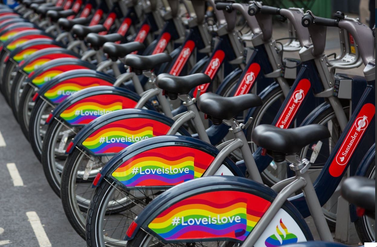 Londres homenajea a la policía en su Pride más reivindicativo
