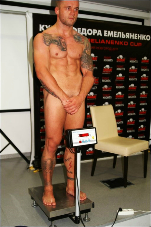 ¿Por qué se desnudó este luchador ante la prensa?