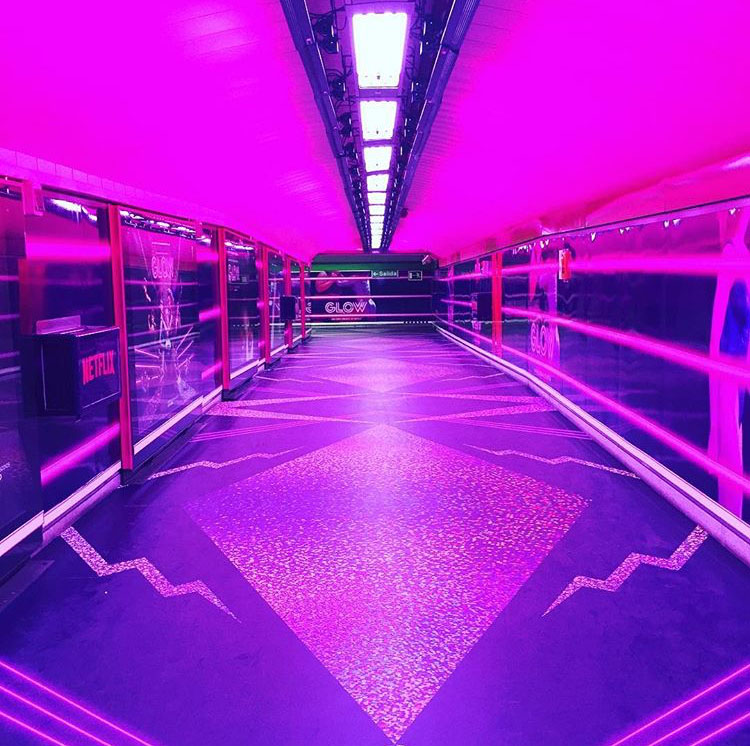 El metro de Chueca se viste con neones rosas y mucho glitter