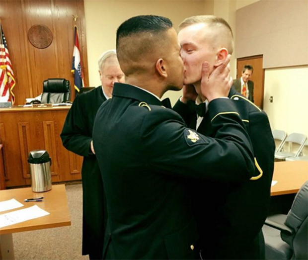 El beso gay de dos militares que ya es viral