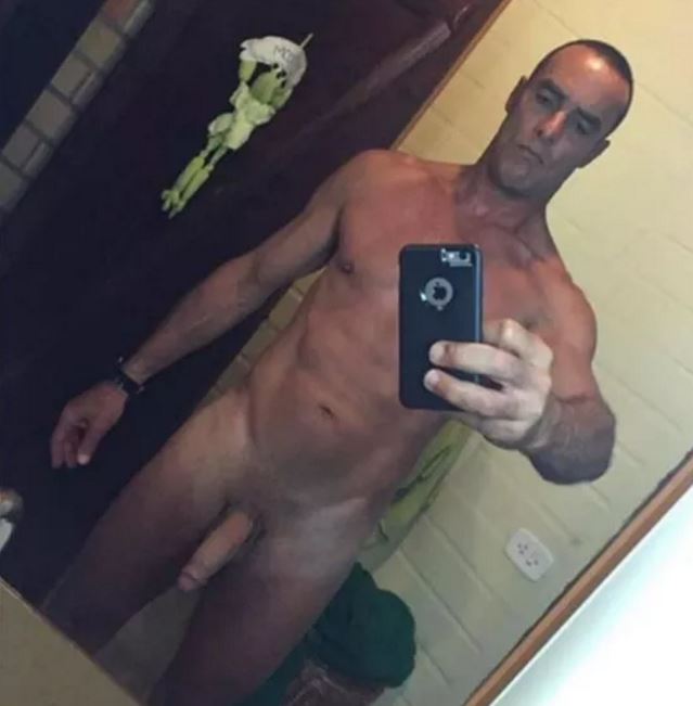 Paulo Zulu se desnuda en el baño de casa y se hace un selfi