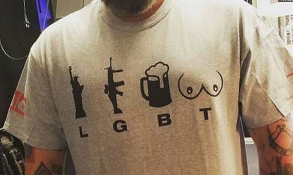 Manipula de forma homófoba las siglas LGTB en una camiseta