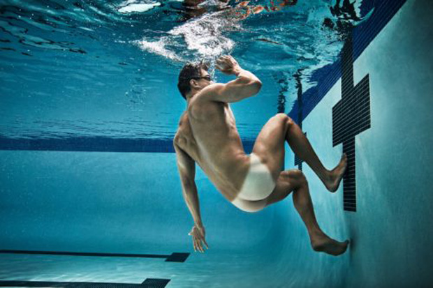El nadador Nathan Adrian desnudo en la piscina