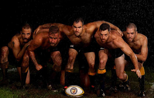 Jugadores de rugby gay, desnudos en el barro