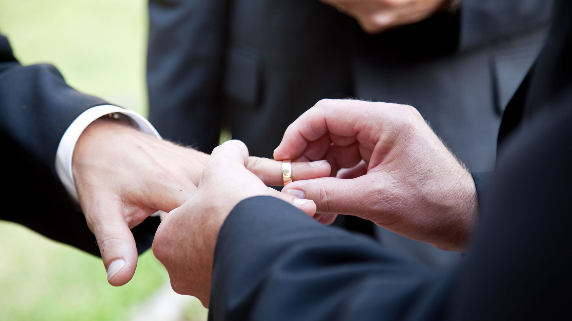 La Iglesia episcopal escocesa aprueba los matrimonios gays