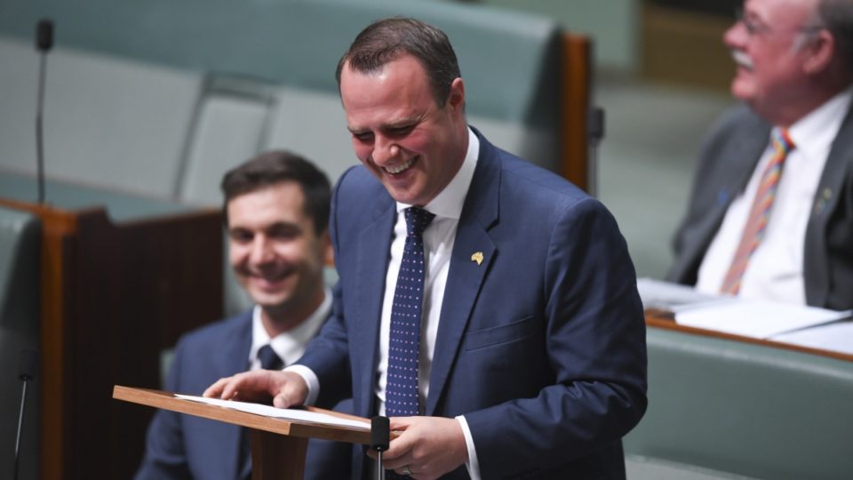 Un diputado australiano le pide matrimonio a su novio en el Parlamento