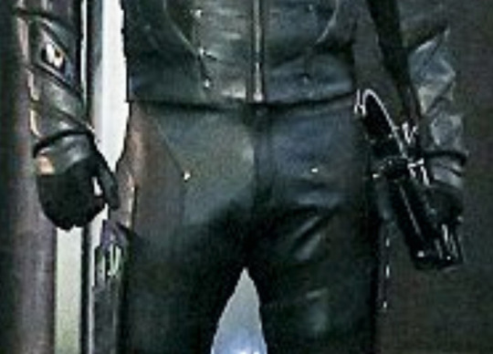 El actor Stephen Amell y el sospechoso bulto del traje de ‘Arrow’