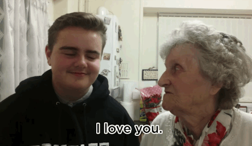 Reacción de una abuela a la salida del armario como trans de su nieto