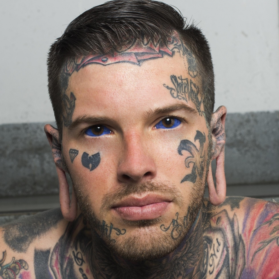 La peligrosa moda de tatuarse los ojos