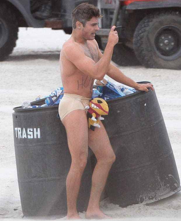 Zac Efron vuelve a desnudarse para nosotros