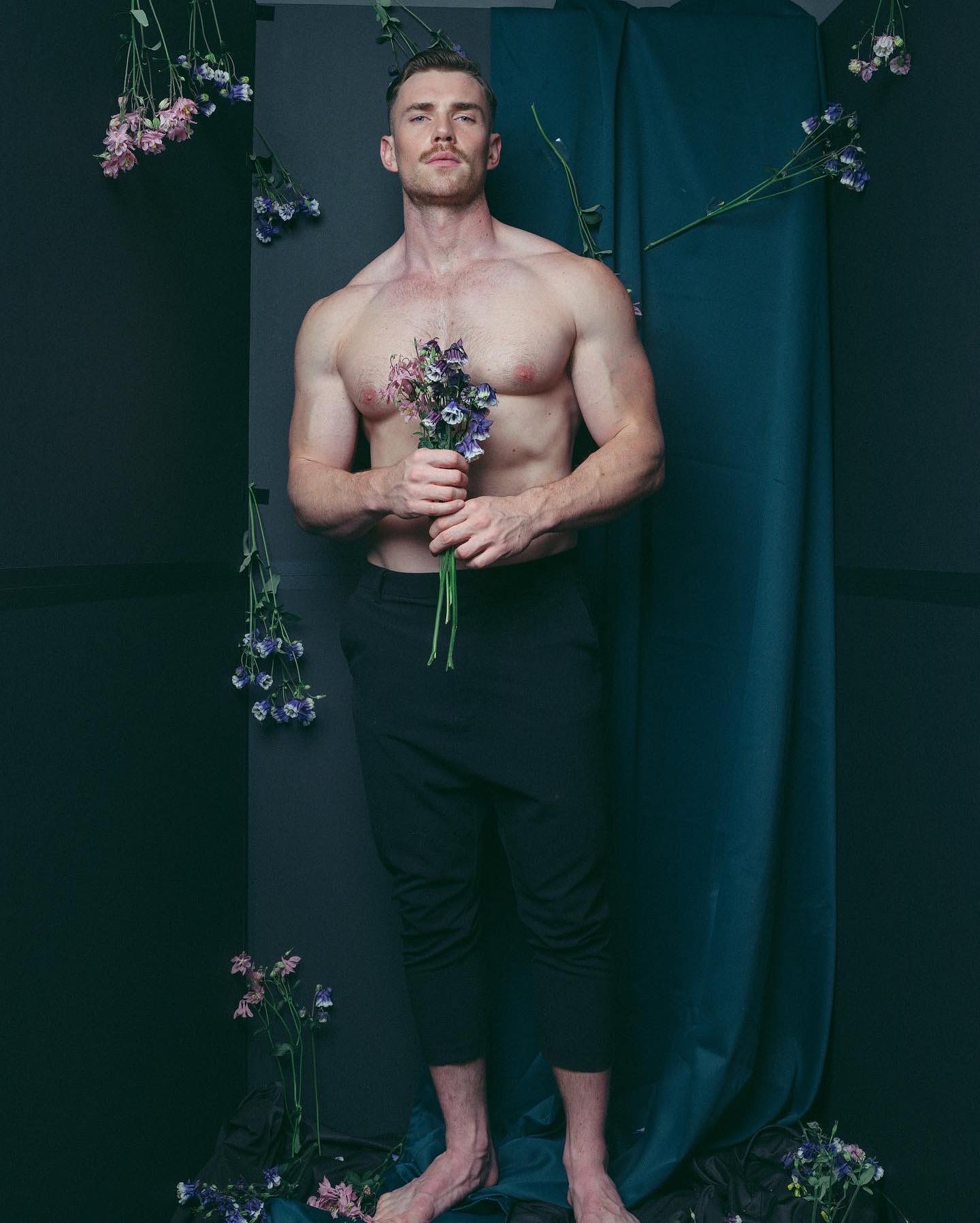 Zane Phillips el villano gay de Netflix de Glamorous a la bañera