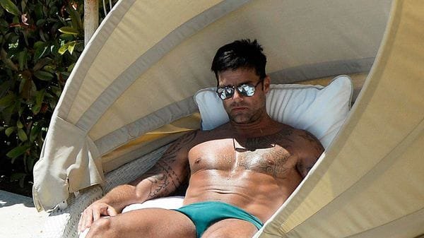 Ricky Martin tomaba el sol en Mallorca y le pillaron así de sexy