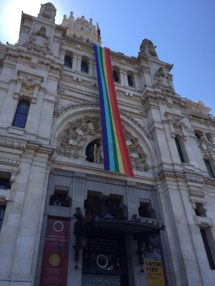 La izada de la bandera arcoíris en Madrid