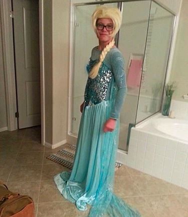 Obligan a un niño a quitarse un disfraz de Frozen