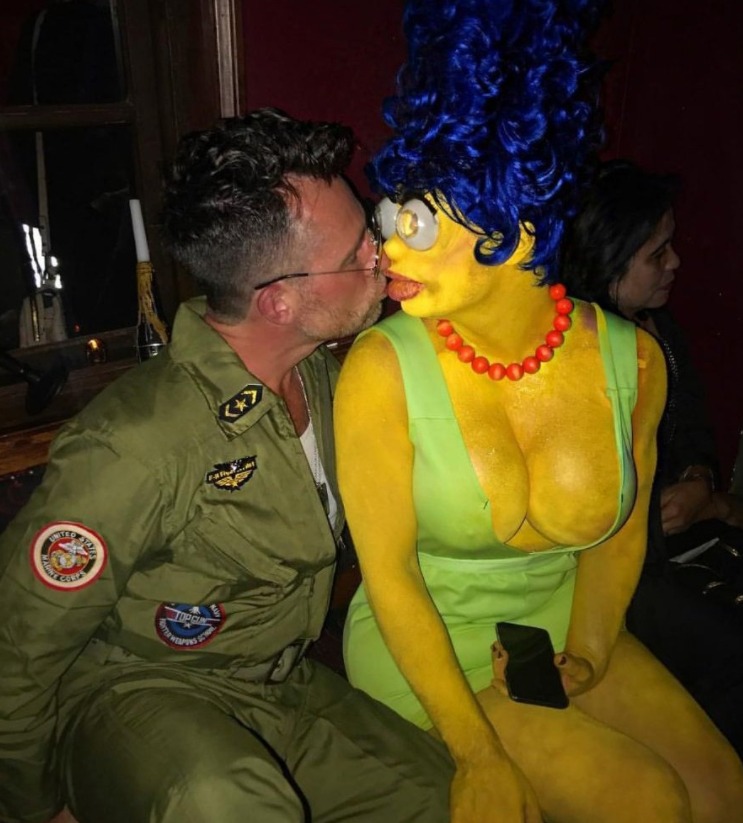 Colton Haynes se disfraza de Marge Simpson en Halloween