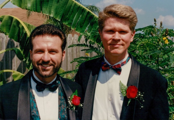 Pareja gay recrea la misma foto 25 años después para celebrar su amor