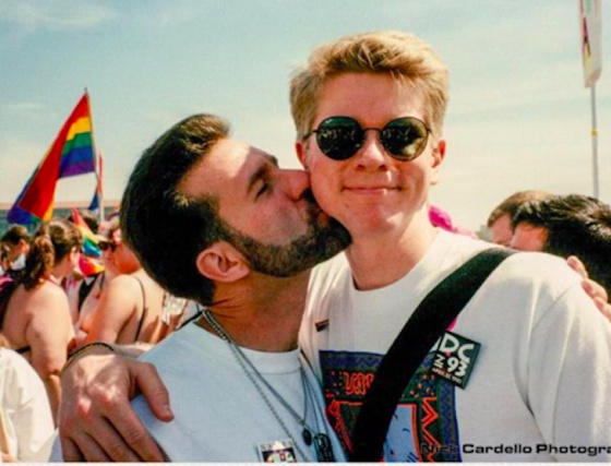 Pareja gay recrea la misma foto 25 años después para celebrar su amor