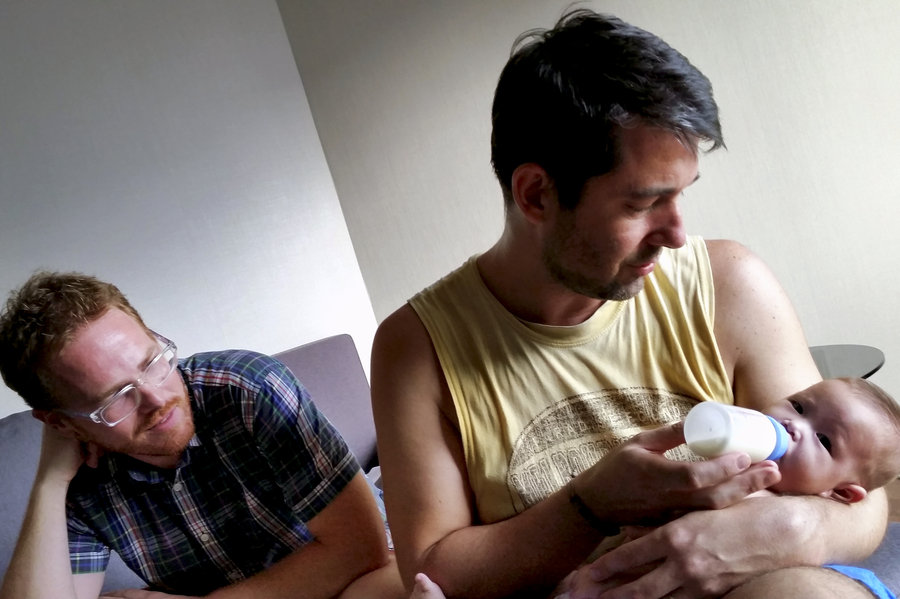 Esta pareja gay vive una pesadilla sin su hija