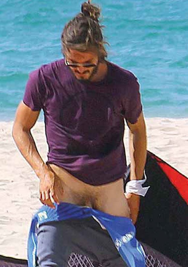 Yon González, pillado desnudo en la playa