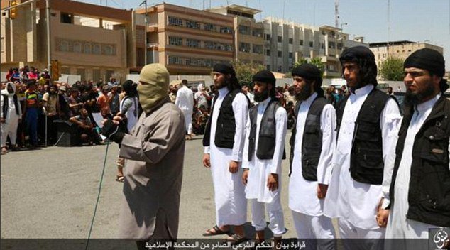 Llevan a sus hijos a ver una ejecución del ISIS