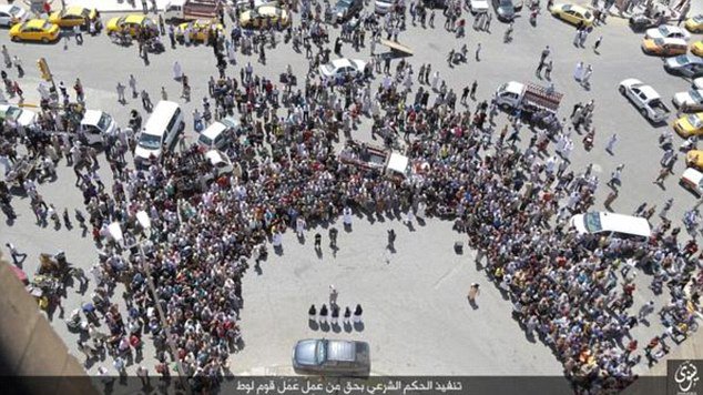 Llevan a sus hijos a ver una ejecución del ISIS