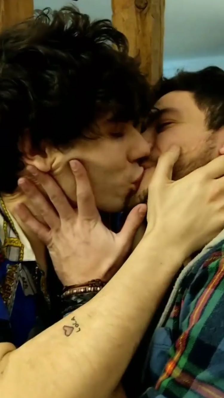 Javier Calvo y Cepeda (‘OT 2017’) se dan un beso pro gay de cumpleaños