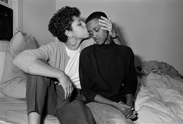 Una fotógrafa inmortalizó a parejas gays en los 80