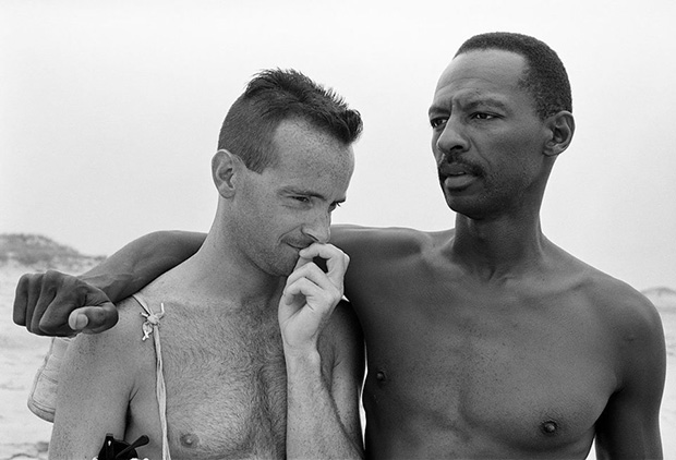 Una fotógrafa inmortalizó a parejas gays en los 80