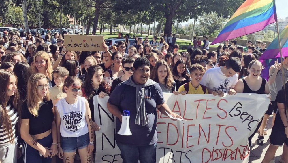 Alumnos de un instituto de Lleida plantan cara a un profesor homófobo