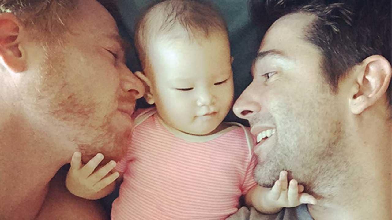 Esta pareja gay vive una pesadilla sin su hija