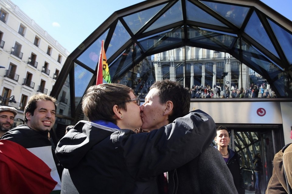 Besos contra la homofobia en la Puerta del Sol