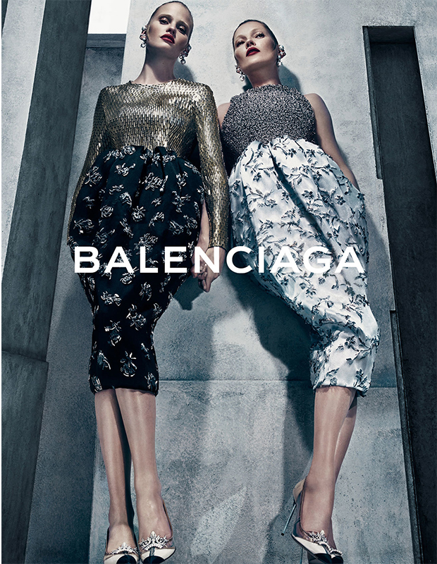 Kate Moss y Lara Stone juguetonas para Balenciaga