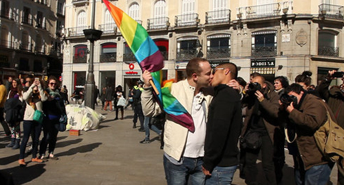Besos contra la homofobia en la Puerta del Sol
