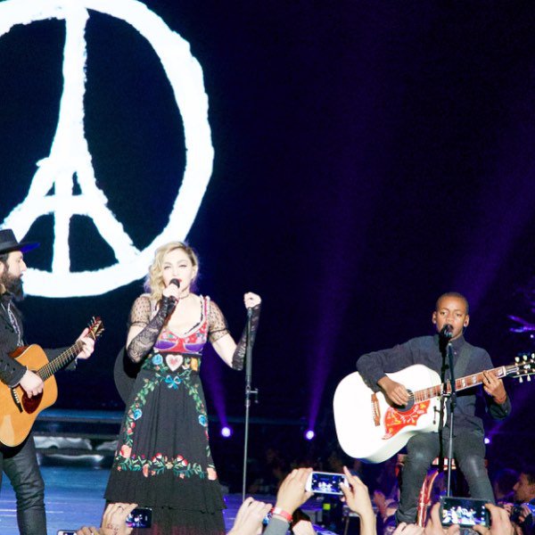 Madonna sale a la calle por las víctimas de París
