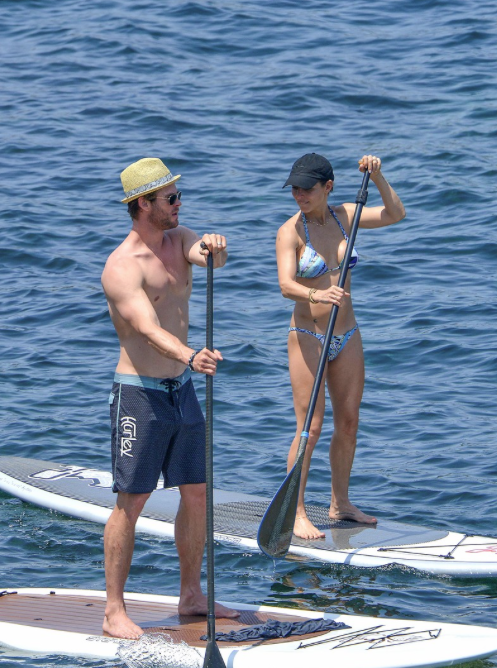 Hemsworth y Pataky se relajan en la playa