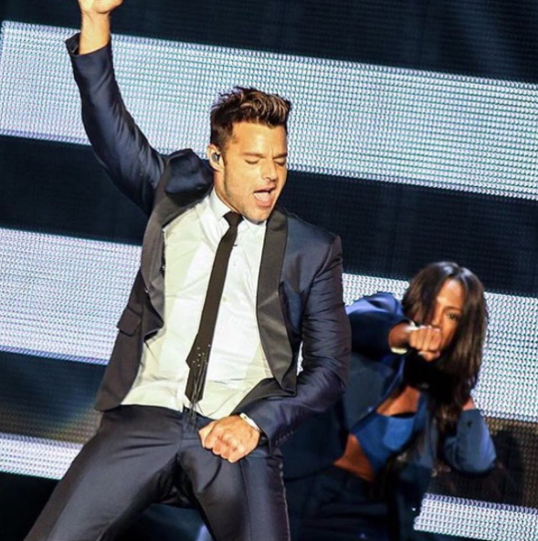 Ricky Martin y su sorprendente bulto en concierto - Shangay