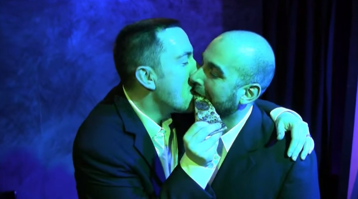 Una pareja gay engaña a esta pizzería homófoba