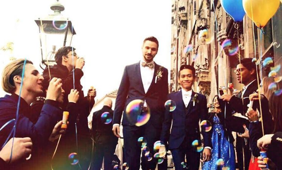 Una boda feliz a pesar de los insultos homófobos
