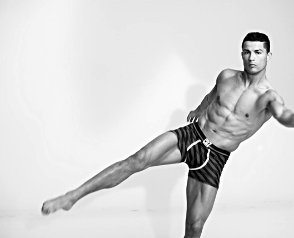Cristiano Ronaldo saca su 'caña' y sus abdominales en alta mar