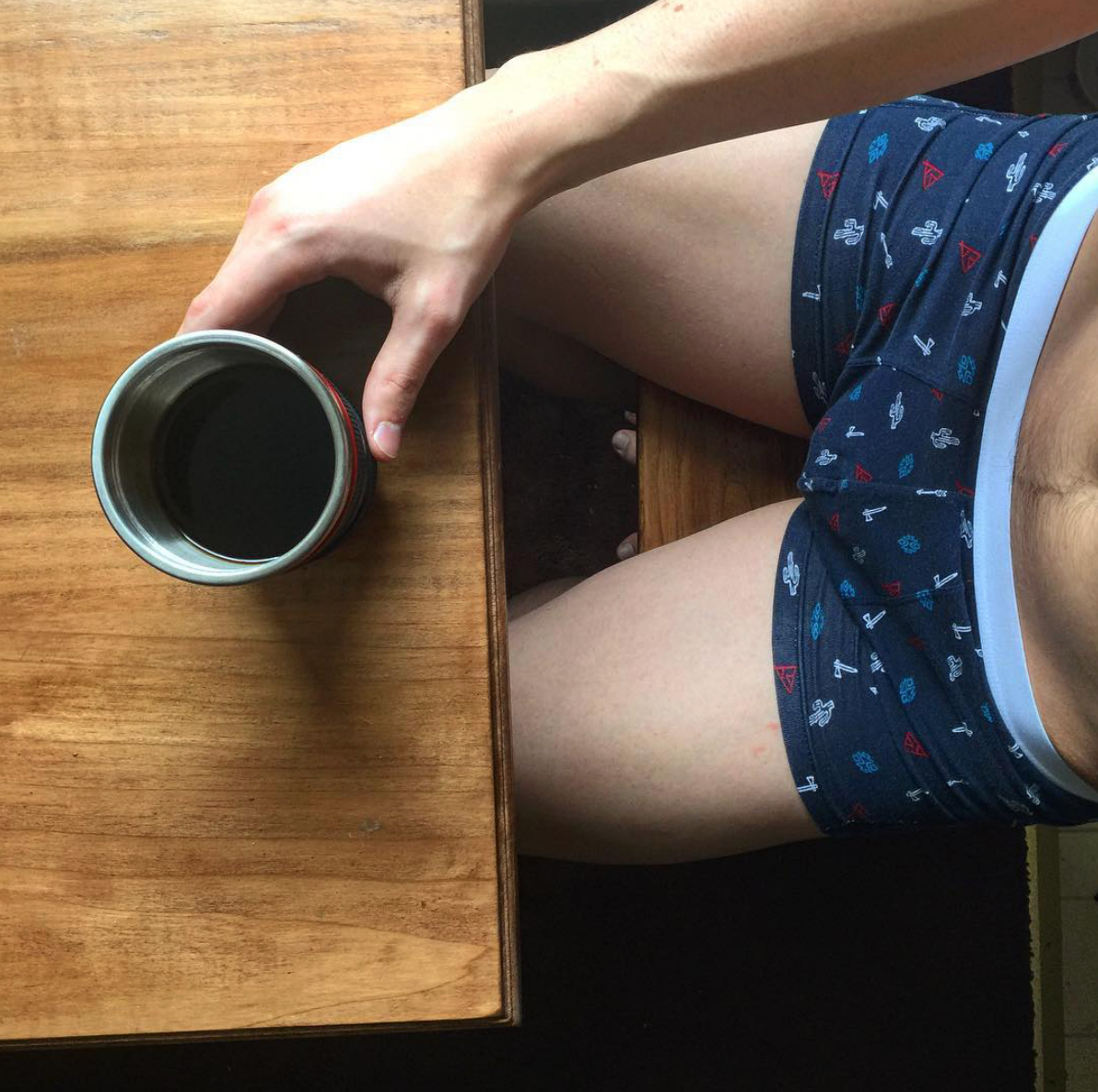 El desayuno más sexy con café y calzoncillos