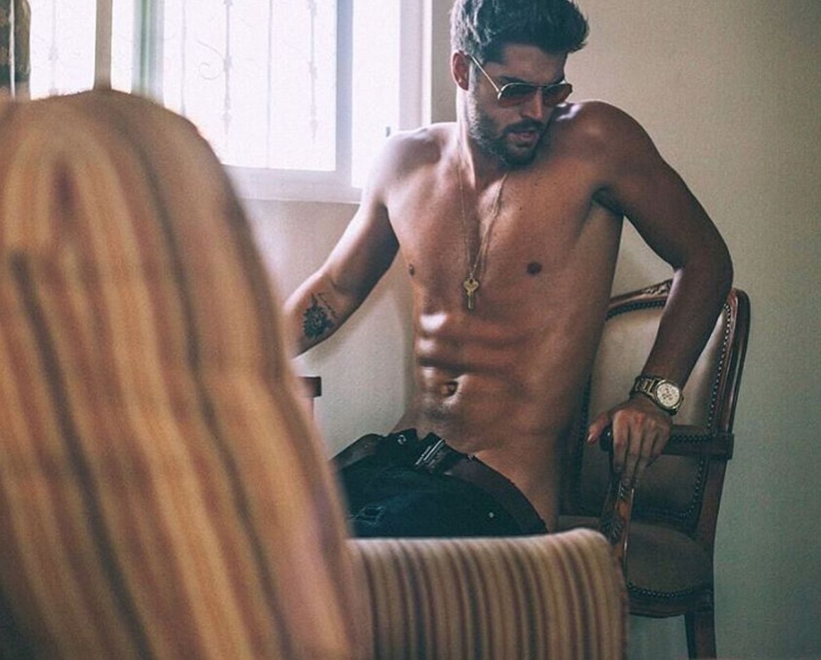 El modelo Nick Bateman se desnuda en Instagram