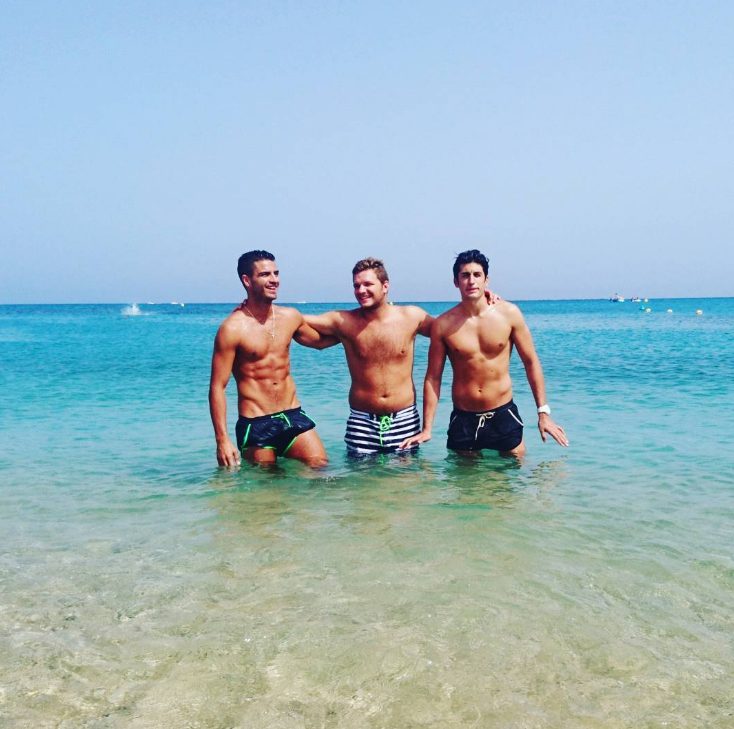Maxi Iglesias desnudo en Instagram apura sus días de playa
