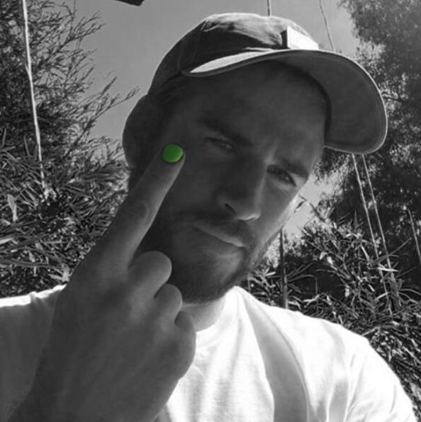 Zac Efron y Chris Hemsworth se pintan las uñas por una buena causa