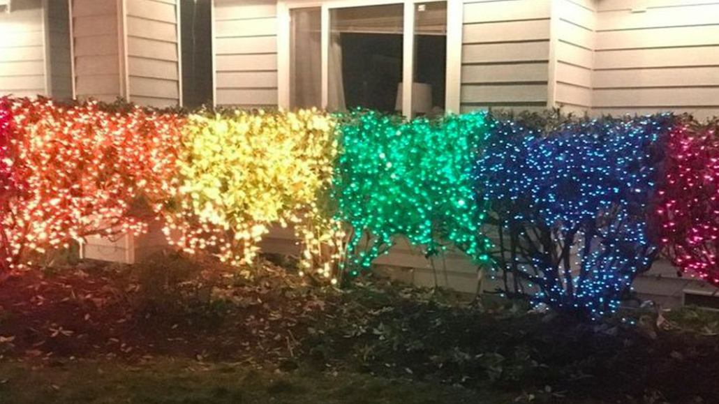 Pasa de su vecina homófoba y pone luces navideñas con la bandera LGTB