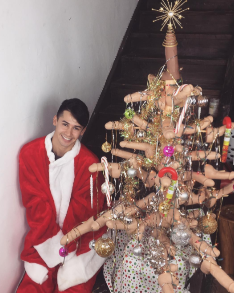 El árbol de Navidad hecho con dildos de un actor porno gay ya es viral
