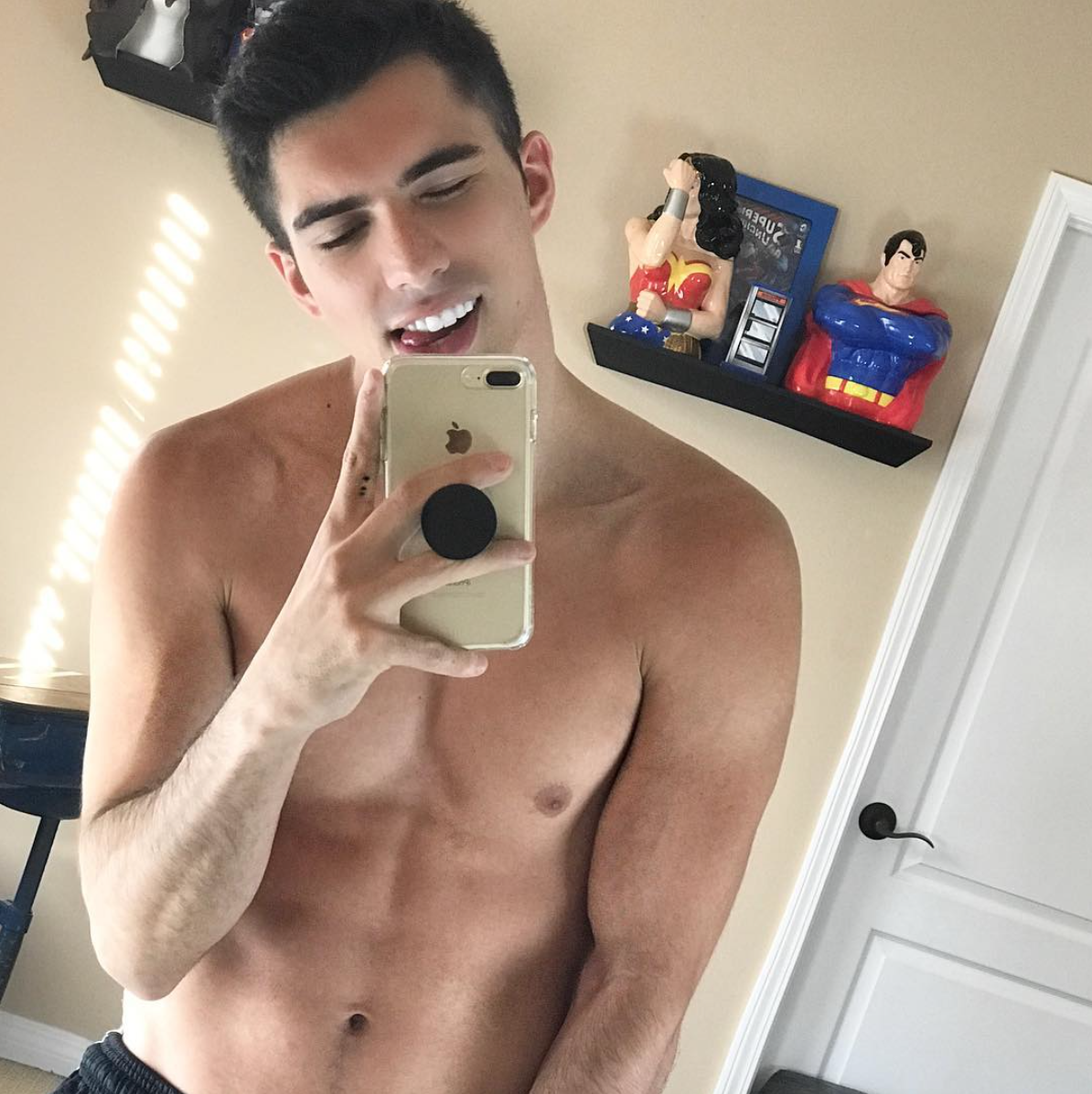 El youtuber Joey Gentile se desnuda en Instagram - Shangay.