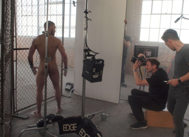 El luchador Conor McGregor, desnudo antes del debut en Juego de Tronos