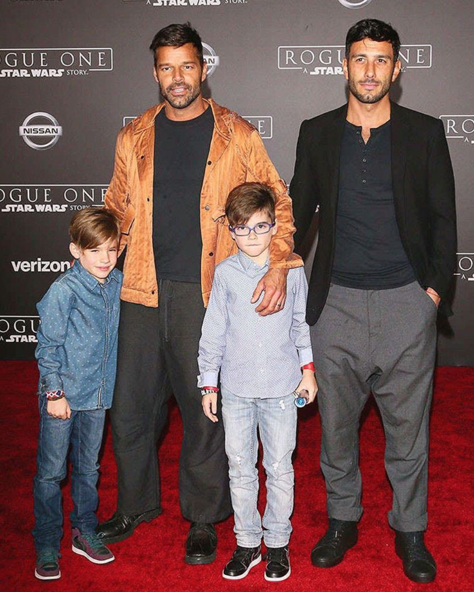 Ricky Martin posa con su prometido Jwan Yosef y sus hijos